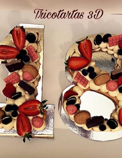 Tarta de 2 números con crema diplomática, galletas, chocolatinas y fresas
