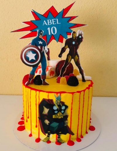 Tarta de crema, chocolate y vainilla personalizada (sin fondant) con personajes de Los Vengadores