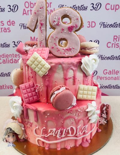 Tarta 18 años rosa de chocolate blanco y crema de oreo. Chocolatinas, galletas y macarons