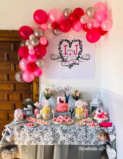 Mesa dulce de boda con tarta fondant personalizada