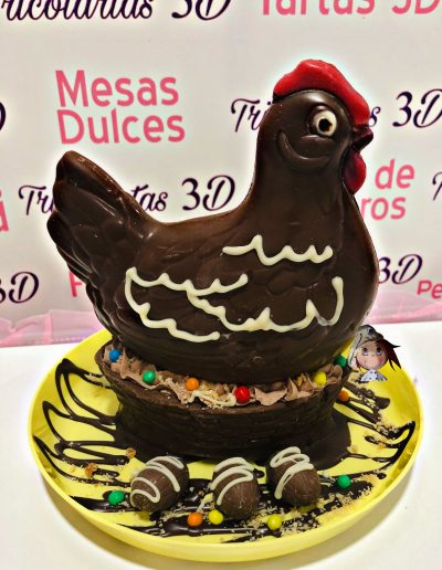 Mona de Pascua sobre cesta de galleta, trufa y chocolate