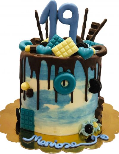 Tarta Drip Cake 19 azul. Chocolatinas kinder, mini oreos y chocolates de colores