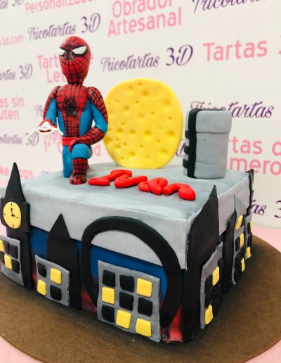 Tarta Spiderman. Modelado en pasta de azúcar. Bizcocho de vainilla y crema de chocolate
